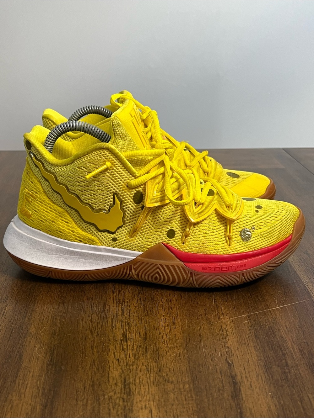 Nike Kyrie 5 SpongeBob SquarePants Yellow Athletic Sneaker CJ6951-700 Men's Sz 7